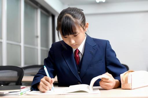 勉強をする女子中学生